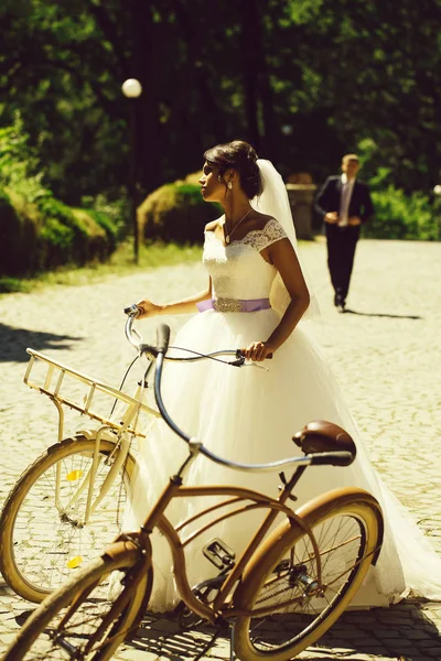 Hermosa novia con bicicletas — Foto de Stock