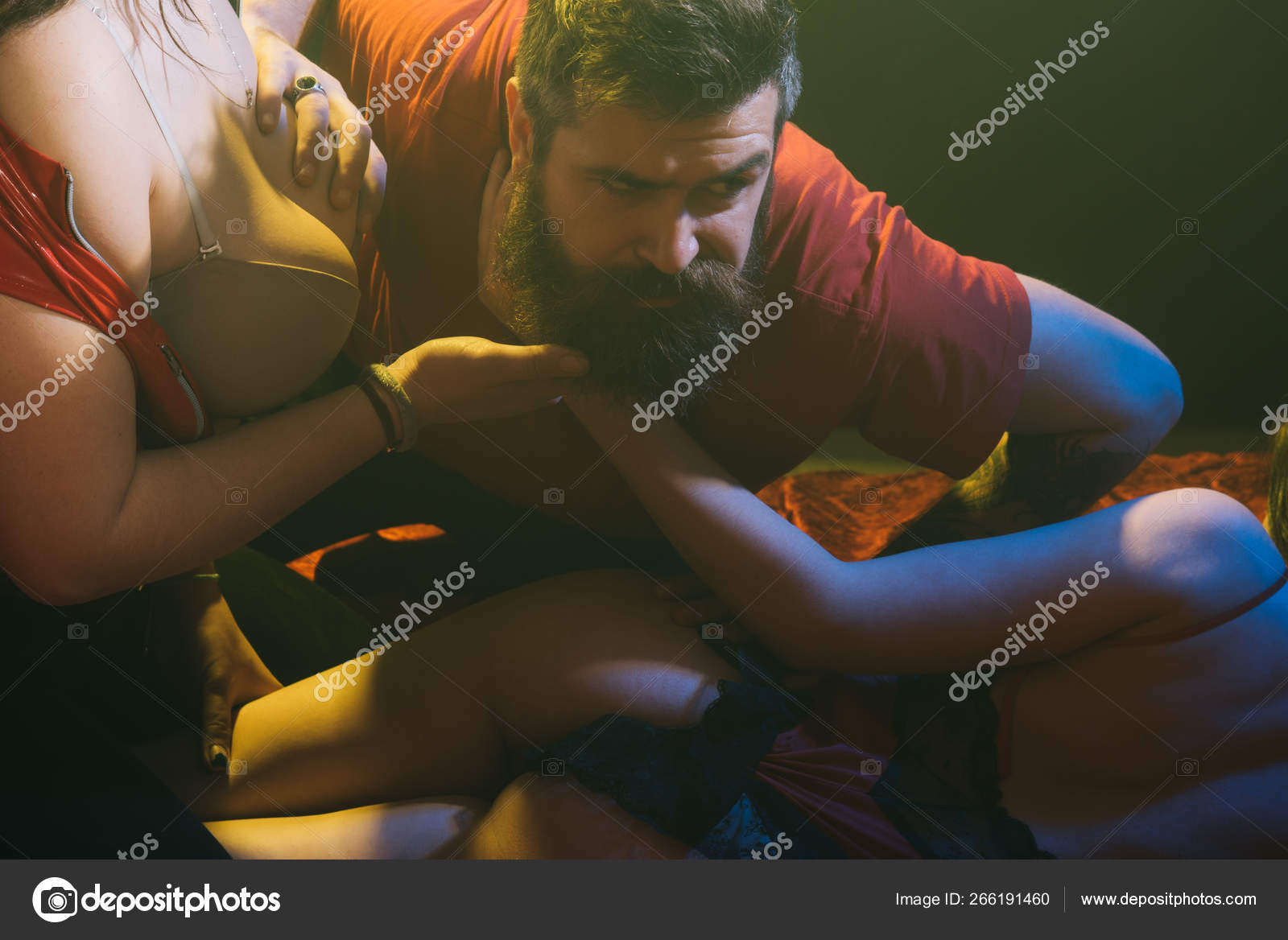 Mulheres sexy com nádegas e seios grandes. Amor triângulo romance. Bardel.  Fazendo sexo com gostosa. Casal