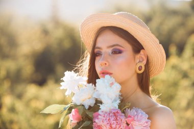 Bahar kadını. Bahar tatili. Doğal güzellik ve spa terapisi. yüz ve cilt bakımı. Yazın seyahat edin. Moda makyajlı kadın. Uzun saçlı yaz kızı. Bir bahar kadın moda tarzı fotoğraf