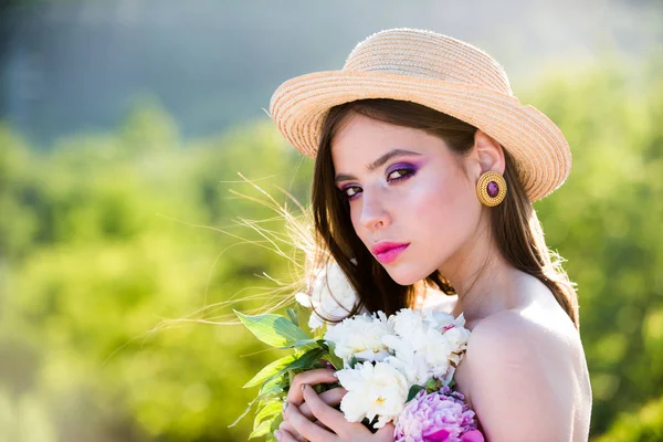 Ragazza estiva con i capelli lunghi. viso e cura della pelle. Viaggia in estate. Donna con trucco alla moda. Bellezza naturale e terapia termale. Donna primaverile. Primavera e vacanza. Sfondo naturale — Foto Stock