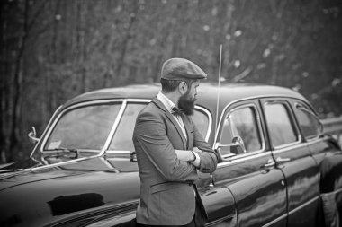 Vintage otomatik arama çocuk. Araba sakallı adam. Seyahat ve iş gezisi ya da hiking hitch. Retro koleksiyonu araba ve otomatik mekanik sürücü tarafından onarın. Eskort erkek ya da güvenlik görevlisi