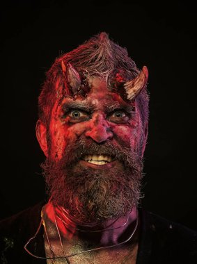 Cadılar Bayramı adam şeytan korkutucu yüz siyah arka plan üzerine