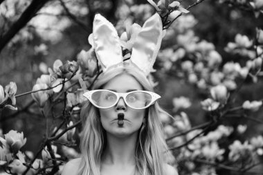 Güzel kız yapma balık yüzünden gözlük ve tavşan kulağı