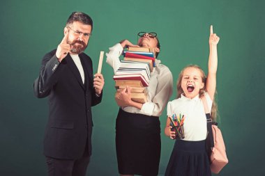 Okulda kitap okumak. iki kız öğrenciler ve öğretmen ile ders okuma.