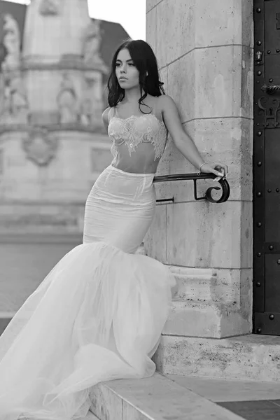 Modèle de mode ou princesse en robe. Mariée à la cérémonie de mariage au château. Femme à pierre ancienne colonne en été. Mariage mode et salon de beauté. Sexy fille en robe blanche avec des cheveux élégants — Photo