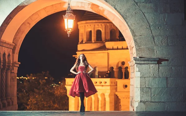 Conceito de beleza e moda. menina de beleza em vestido de baile vermelho na lâmpada de rua . — Fotografia de Stock