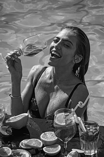 Отдых у бассейна на спа-курорте. вечеринка у бассейна со счастливой сексуальной девушкой, пьющей коктейль — стоковое фото