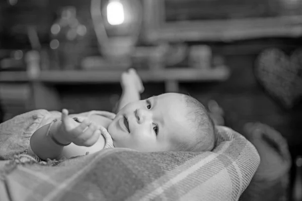 Dulces sueños. Infancia y felicidad. Dulce bebé. Nueva vida y nacimiento del bebé. Niña pequeña con cara linda. crianza. Familia. Cuidado de niños. Día de los niños. Retrato de un niño feliz —  Fotos de Stock