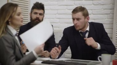Kurumsal iş ekibi iş ofis toplantısı. Üç kafkas işadamı ve iş kadını grup birlikte strateji konuşuyor. İşbirliği, büyüme, başarı kavramı.