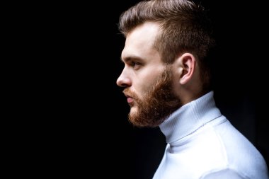 Adam sakallı maço yakın yüz. Berber dükkanı konsepti. Sakal tımarı. Hipster tarzı sakal. Yakışıklı sakallı adam. Erkeklik ve güzellik. Iyi bakımlı sakallı adam şık bir görünüm. Saç modeli berber