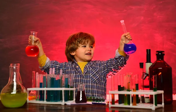 Eles realizaram uma nova experiência em química. Escola em casa. Cientista feliz a fazer experiências com tubo de ensaio. Microscópio de laboratório e tubos de ensaio. Pré-escolar . — Fotografia de Stock