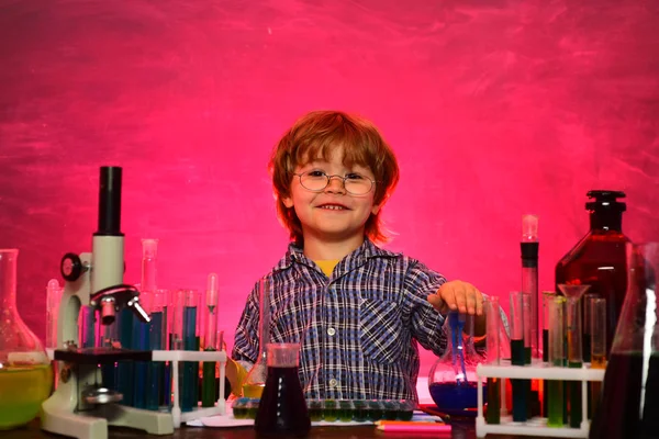 Científico de niños pequeños ganando química en el laboratorio escolar. Ciencia. Pequeño científico feliz haciendo experimentos con probeta. colegiala —  Fotos de Stock