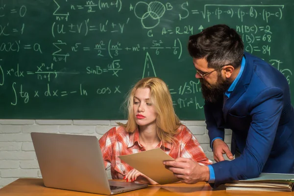 Professeur aidant ses élèves avec les mathématiques ou les mathématiques en classe d'éducation. Je retourne à l'école. Le professeur enseigne à un élève. Concept de collaboration d'équipe. Enseignant . — Photo