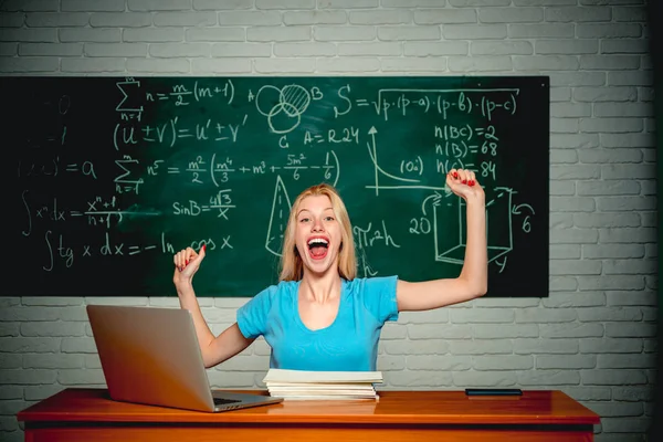 Glada leende flicka student vid svarta tavlan. Utbildning vetenskap människor koncept. Kvinna frilansare med gott humör med hjälp av bärbar dator. — Stockfoto