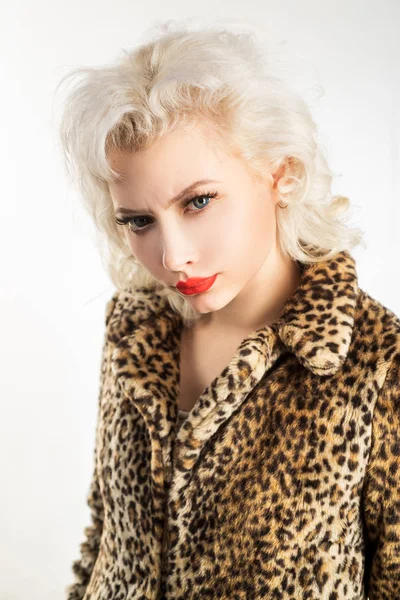 Make-up ist Kunst. sinnliche Frau mit Beauty Make-up. entzückendes Mädchen mit sexy Make-up-Look. Make-up-Model mit blonden Haaren trägt Mantel mit Leopardenmuster — Stockfoto