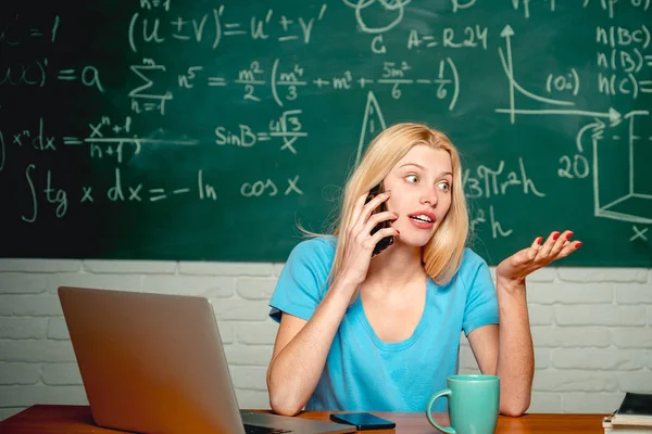 Onderwijs en campus mensen concept. Ongelukkige student die aan laptop werkt. Nerd grappige student voor te bereiden op universitaire examens. — Stockfoto