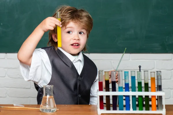 Tillbaka till skolan. Förskolebarn. De genomförde ett nytt experiment i kemi. Kemi lektion. Kid lär sig i klass på bakgrund av Blackboard — Stockfoto