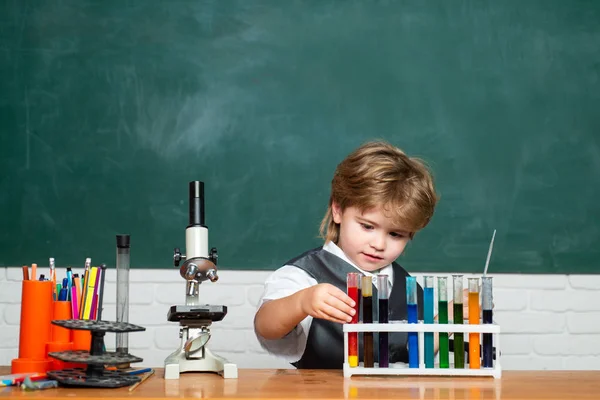 Lezione di chimica. Lezioni di chimica scolastica. Prima elementare. Piccoli bambini a scuola. Educazione. Torniamo a scuola e siamo felici. Scienza. Concetto di scienza e istruzione . — Foto Stock