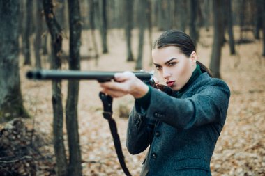 Av silahı ya da tüfek. Askeri moda. Hedeflerin başarısı. Tüfekli kız. Avcılık. Silah dükkanı. Silahlı bir kadın. Hedef vuruldu. Ormandaki dişi avcı. Başarılı bir av. av sporu