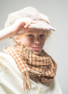 Kirli suratlı sokak çocuğu. vintage İngilizce tarzı. retro erkek takım elbiseli genç kız. damalı bere eski moda çocuk. Homelss, ne kadar çok şey var? retro model. Vintage. sonbahar moda stili