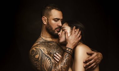 Sevgi ve arzu. Latin adam sevgi ile sevimli kadın sarılma. Aşık şehvetli bir çift. İspanyol adam ve seksi kadın erotik aşk