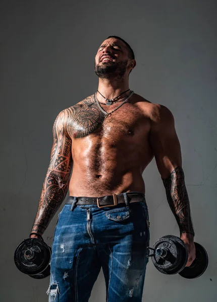 Er is geen limiet aan perfectie. Macho zelfverzekerd gezicht met gespierde lichaam sportman bodybuilder. Gespierde macho Six packs houden dumbbells. Guy aantrekkelijk trainen. Gespierde torso. Work out concept — Stockfoto