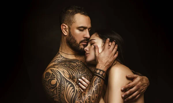 Amour et désir. Latino homme étreignant femme adorable avec amour. Couple sensuel amoureux. Amour érotique de l'homme hispanique et femme sexy — Photo