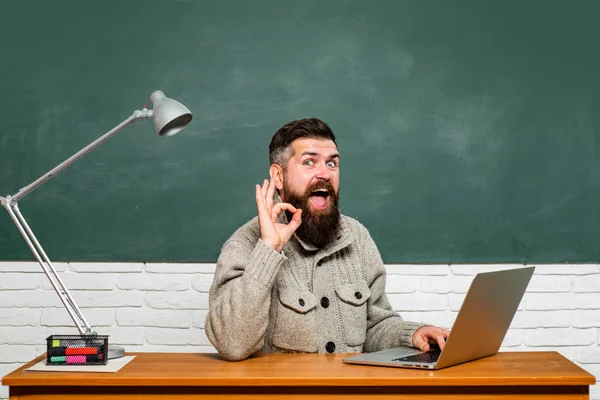 Conceito de educação e ensino. Dia da escola. A estudar na universidade. Nerd estudante engraçado se preparando para exames universitários . Imagem De Stock