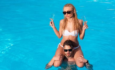 Miami sahili. Çift Yüzme Havuzu İlişki Kavramı. Spa yüzme havuzunda dinlenebilirsiniz. Sahilde kız arkadaşına piggyback binmek veren adam.