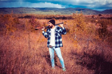 Avlanan av tüfekli bir avcı. Sonbahar avı. Kapalı ve av sezonu açıldı. Av Alanı ve Av Giysileri. Büyük oyun.
