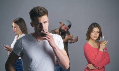 zararlı alışkanlıkları: sigara içme, alkol içme, cep telefonu bağımlılığı ve uyuşturucu bağımlısı. sakallı hipster ilaç kullanın. genç kız şarap içiyor. kadın web günlüğü online konsantre. adam duman. Kötü