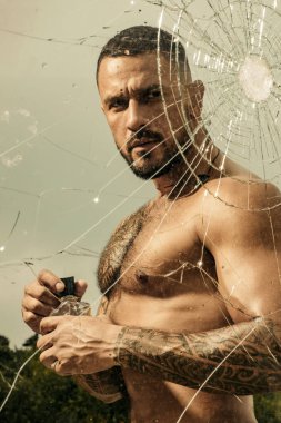 zihinsel sorun. cam kurşun deliği. isabet nedeniyle kırık cam. seksi İspanyol adam kırık ayna. Öfke. Imha. ezilmiş cam arkasında maço adam. ezmek testi. Hırsız -lık. duygusal akıntı