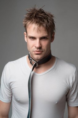Erotik boğulma. Ön sevişme cinsel oyunda itaatkar kişi. Hakim veya teslim ortağı. Boynunda kemer olan acımasız yakışıklı adam. Bdsm kavramı. Otoerotik boğulma. Cinsel fetişizm