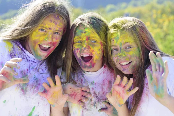 Renkli kuru renkler ile mutlu ruh hali ile Duygusal kızlar. yaratıcı vücut sanatı ile çocuklar. Çılgın hipster kızları. Mutlu gençlik partisi. Iyimser. Bahar. renkli neon boya makyaj. olumlu ve neşeli