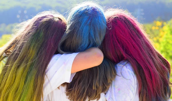 Kinderen met creatieve lichaamskunst. Gelukkige jeugd partij. Optimist. Lente Vibes. Gek hipster meisjes. Zomer weer. positief en vrolijk. kleurrijke Neon verf haar. Indische droge verf. Holidays Camp — Stockfoto