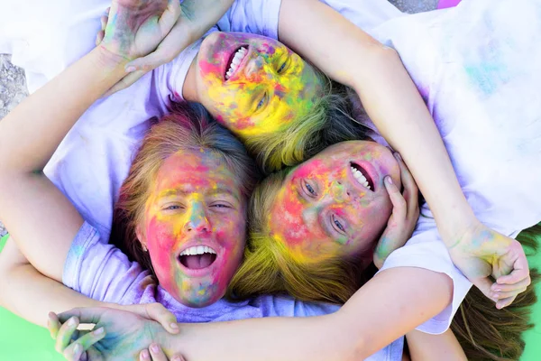 Birleşin. Çılgın hippi kızlar. Yaz havası. Mutlu gençlik partileri. İyimser. Bahar titreşimleri. Olumlu ve neşeli. Yaratıcı vücut sanatı olan çocuklar. Renkli neon boya makyajı. dostluk ve kardeşlik — Stok fotoğraf