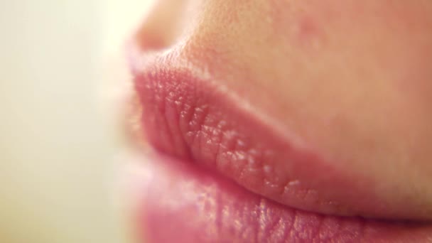 Lippen, Frauenlippen mit rotem Lippenstift. Mund auf. große Frauenlippen. Botox-Injektion. — Stockvideo