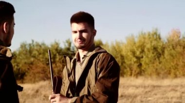 Kapsam Tespit Hayvanlar ile Güçlü Tüfek ile Hunter. Rusya'da Avcılık.