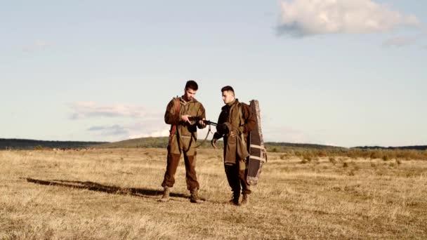 Cours d'éducation à la sécurité Hunter. Le jeu de chasse le plus réaliste jamais créé. Équipement de chasse et vêtements de chasse. Chasseur avec fusil de chasse après une chasse . — Video