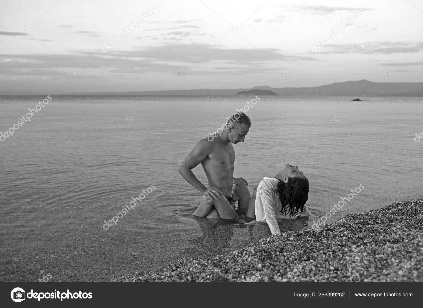 Vacaciones de verano y vacaciones de viaje paraíso. Las relaciones amorosas  de la pareja desnuda en