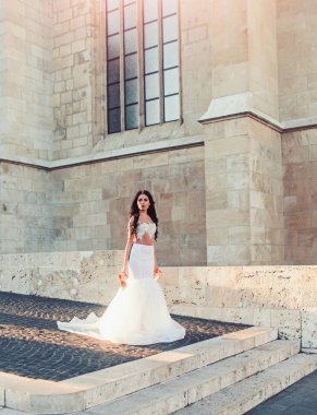 Şatodaki düğün töreninde gelin kız. güzel beyaz gelinlik içinde gelin.