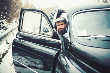 Retro koleksiyonu araba ve otomatik mekanik sürücü tarafından onarın. Eskort erkek ya da güvenlik görevlisi. Vintage otomatik arama çocuk. Araba sakallı adam. Seyahat ve iş gezisi ya da aksaklık hiking