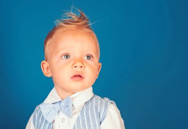 Saç yapmaya bayılıyorum. Şık saç kesimi olan küçük çocuk. Dağınık en iyi saç kesimi ile küçük çocuk. Şık sarışın saçlı çocuk çocuk. Sağlıklı saç bakım alışkanlıkları. Saç şekillendirme ürünleri, kopya alanı