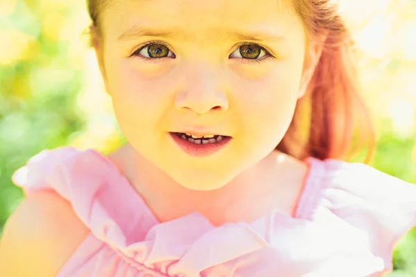 Per sempre giovane. Un bambino piccolo. Bellezza naturale. Giornata dei bambini. Primavera. previsioni del tempo. viso e cura della pelle. allergia ai fiori. Bambina in primavera soleggiata. Estate moda ragazza. Buona infanzia. — Foto Stock