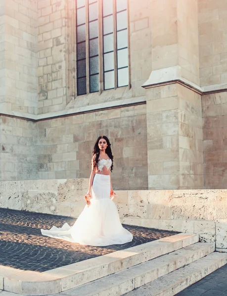 Chica novia en la ceremonia de boda en el castillo. novia en hermoso vestido de novia blanco . — Foto de Stock