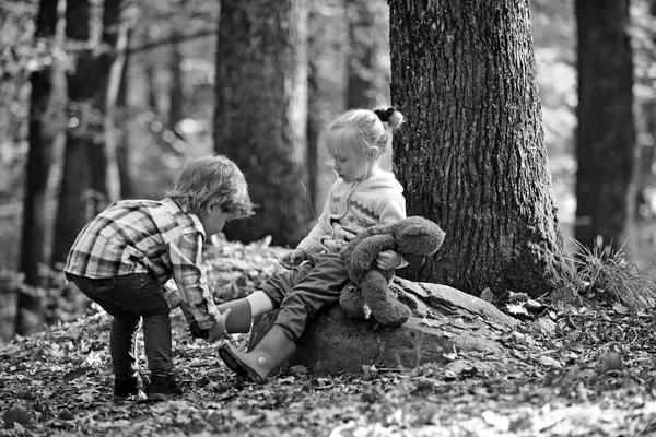 Portret van twee kleine kinderen. Vriendschap en steun — Stockfoto