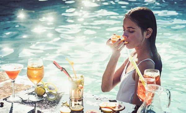 Vrouw met een fruit cocktail op een tropisch strand. — Stockfoto