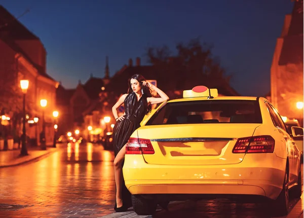 Такси и красивая женщина в вечернем платье. автомобиль такси для красивой женщины в элегантном платье, деловая поездка . — стоковое фото