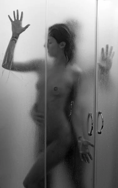 裸の体とシャワーで男のセクシーな女性。お風呂の水の下で男彼氏でセクシーな女性. — ストック写真