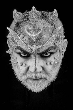 Dikenler veya siğiller, baş yüz pırıltılar ile kaplı, yakın çekim. Ciddi yüz, siyah zemin üzerine iblis. Uzaylı, iblis büyücü makyaj. Fantezi kavramı. Sakallı canavar makyaj ile üst düzey adam